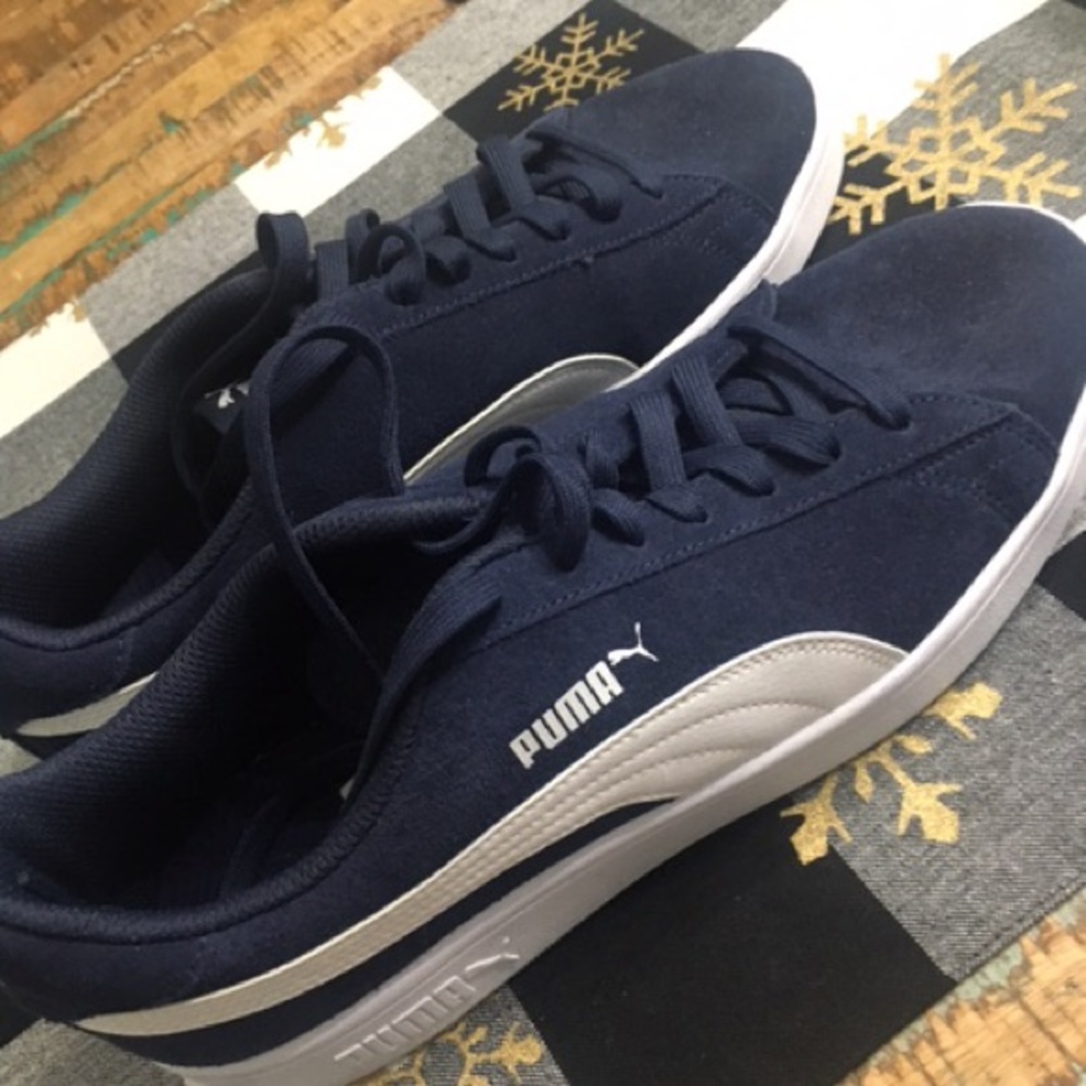 Men’s suede puma sneakers.